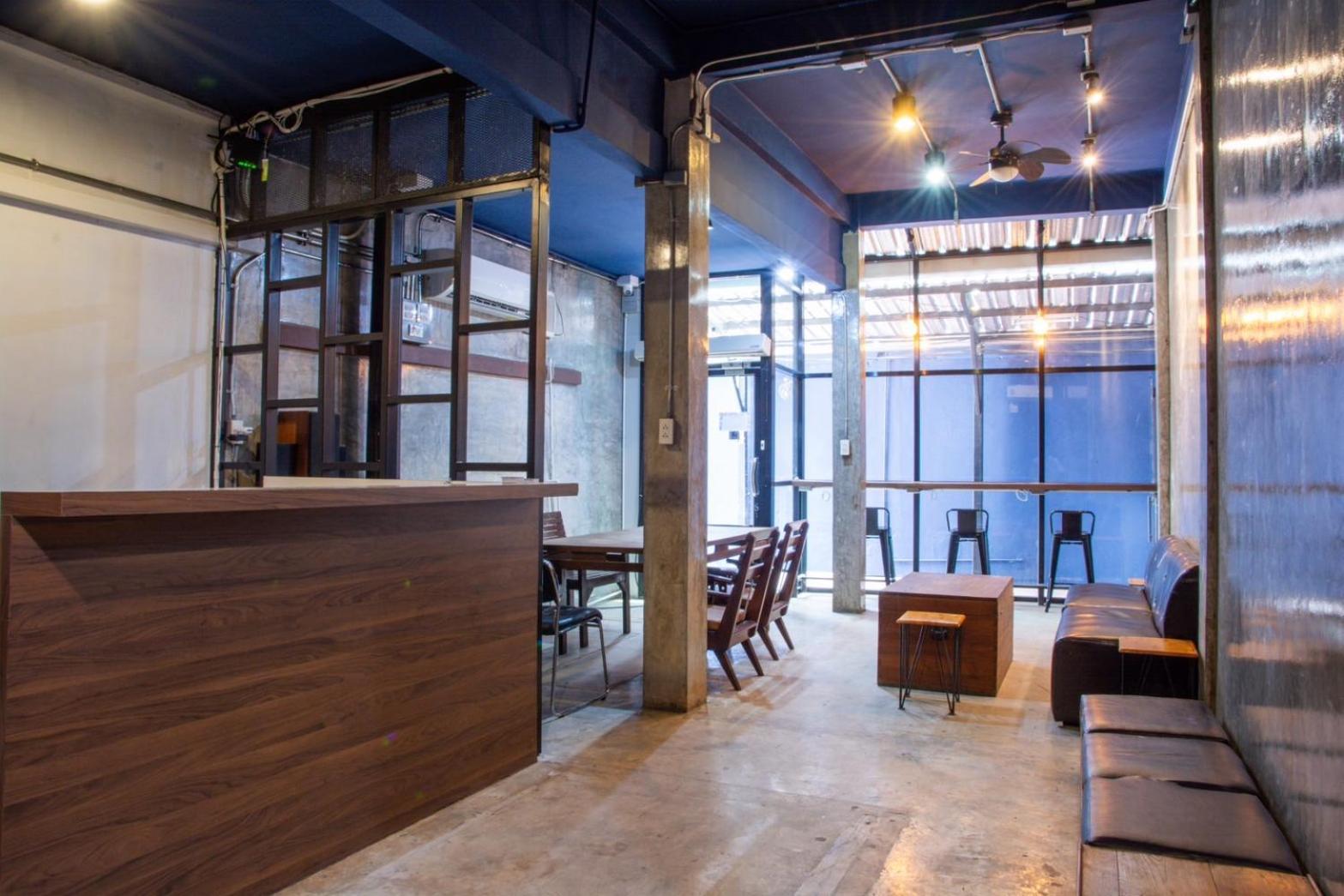 Area81 Hideout Hostel Банкок Екстериор снимка