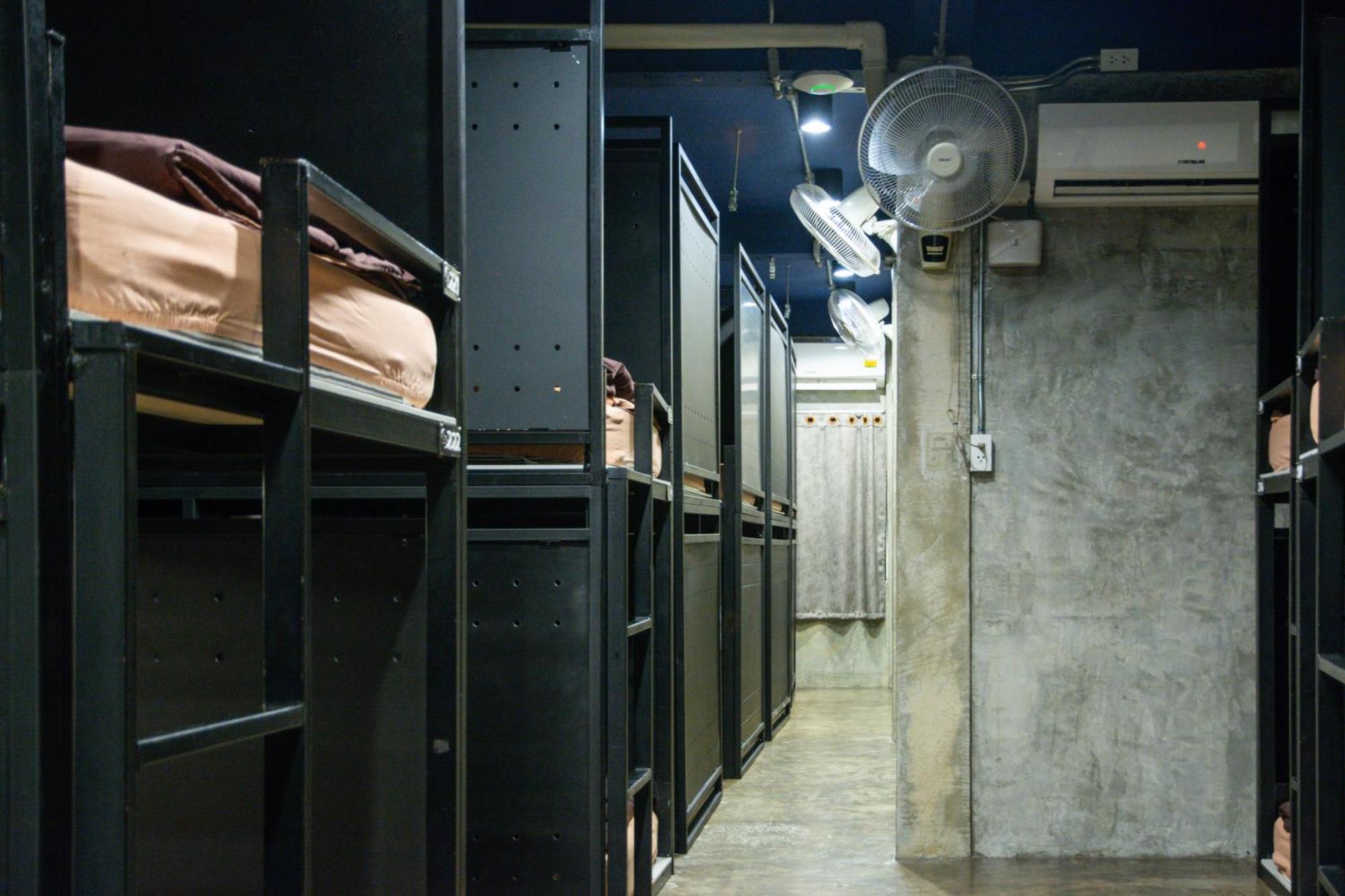Area81 Hideout Hostel Банкок Екстериор снимка