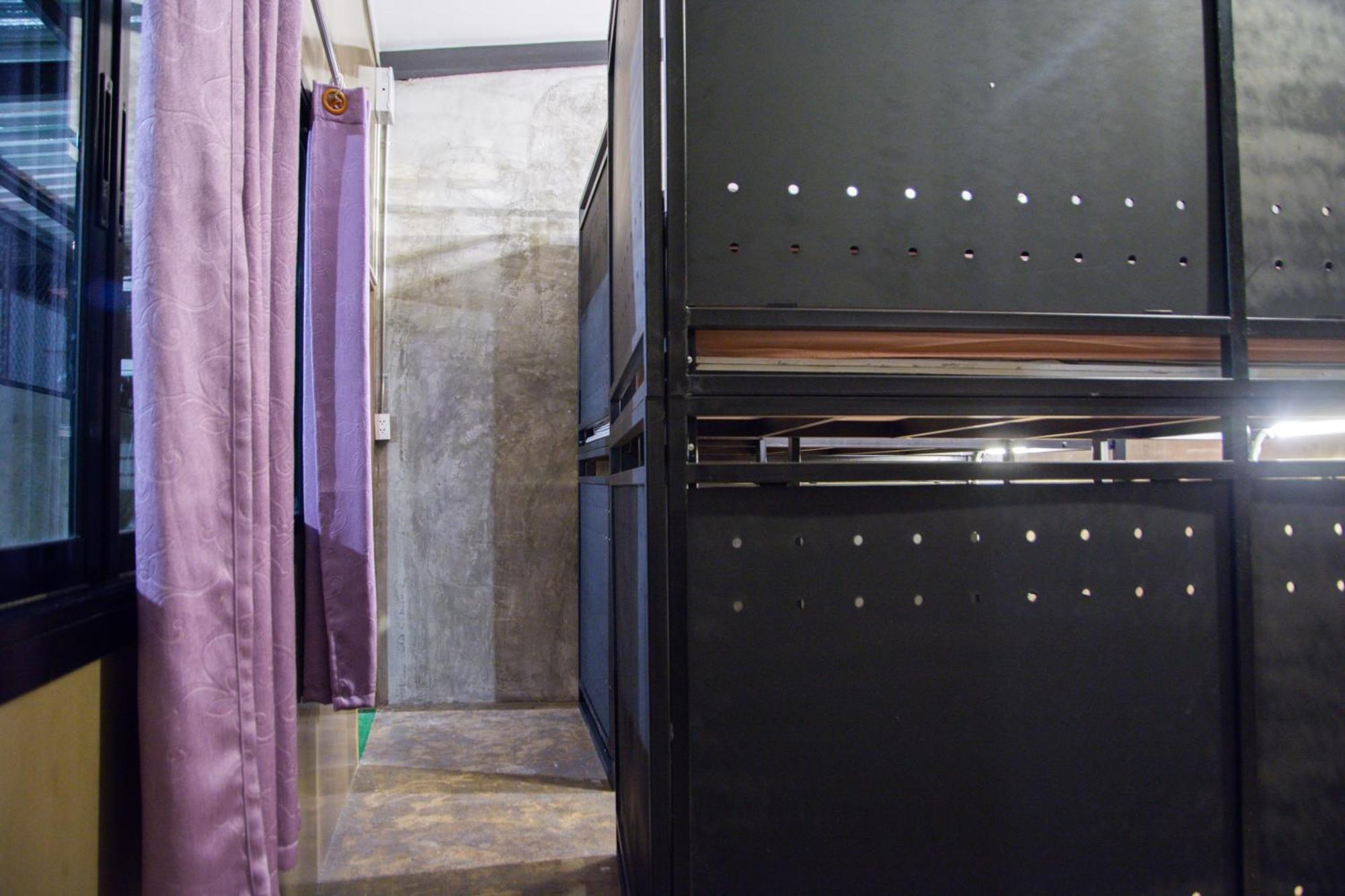 Area81 Hideout Hostel Банкок Екстериор снимка