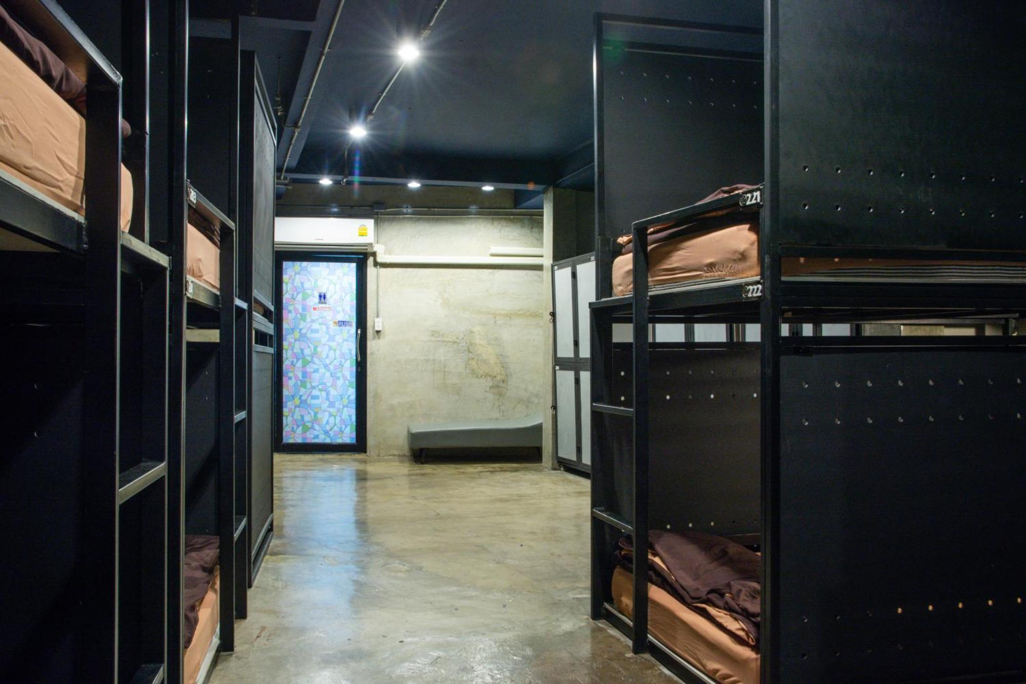 Area81 Hideout Hostel Банкок Екстериор снимка