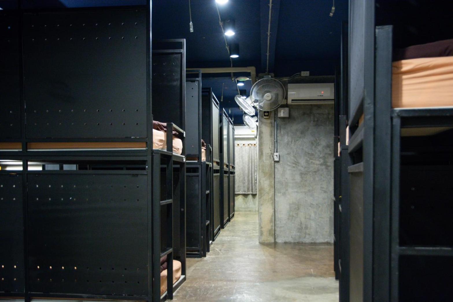 Area81 Hideout Hostel Банкок Екстериор снимка
