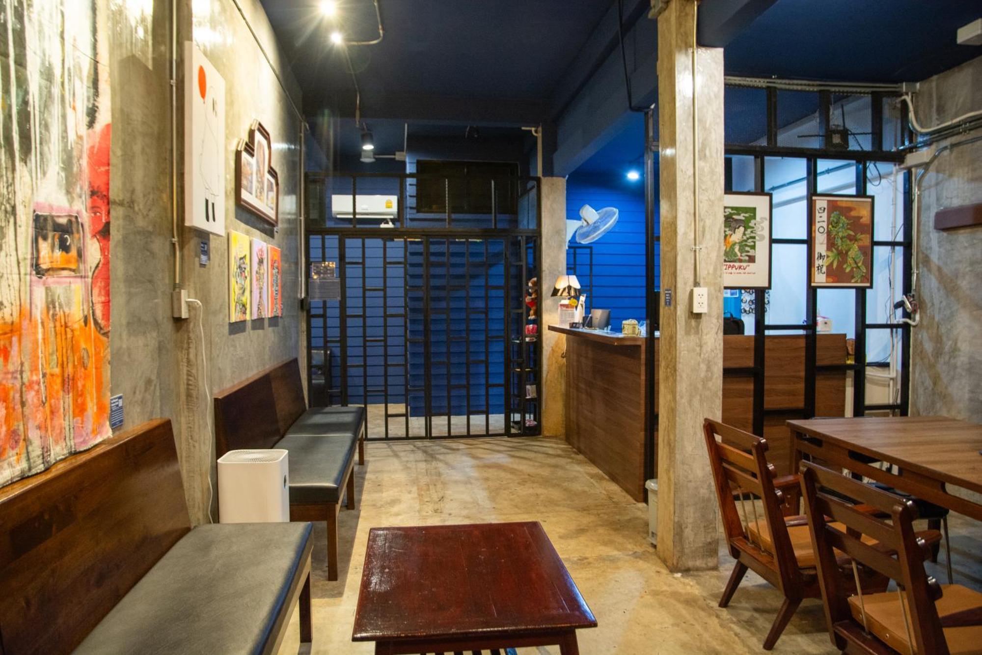 Area81 Hideout Hostel Банкок Екстериор снимка