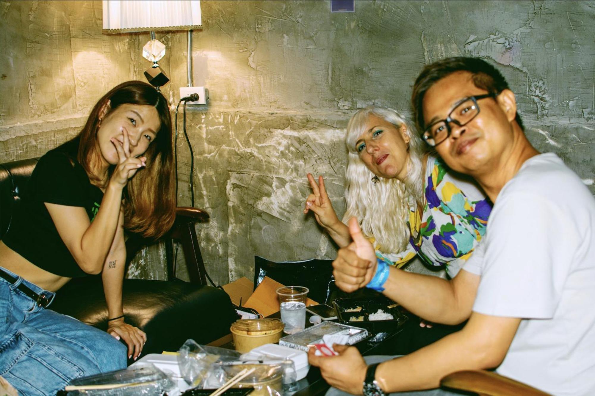 Area81 Hideout Hostel Банкок Екстериор снимка