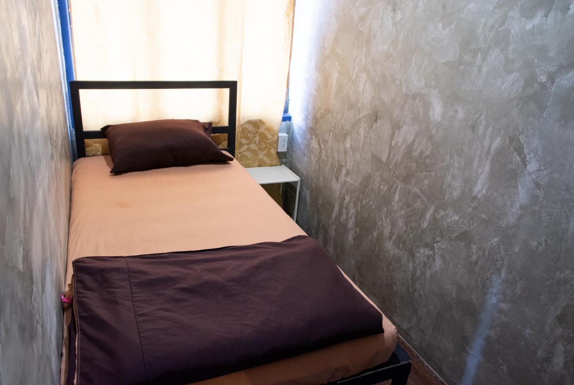 Area81 Hideout Hostel Банкок Екстериор снимка