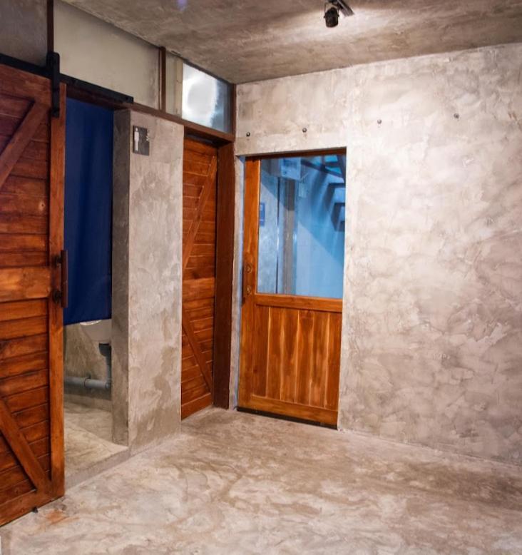 Area81 Hideout Hostel Банкок Екстериор снимка