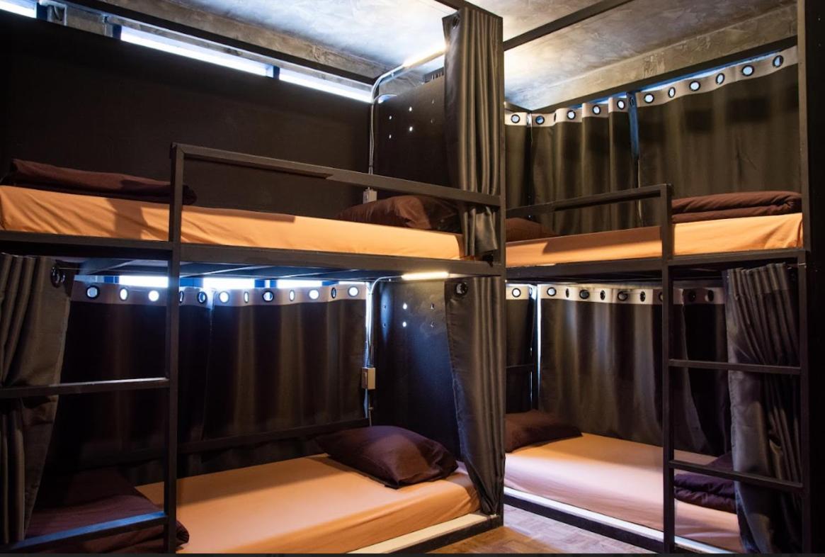 Area81 Hideout Hostel Банкок Екстериор снимка